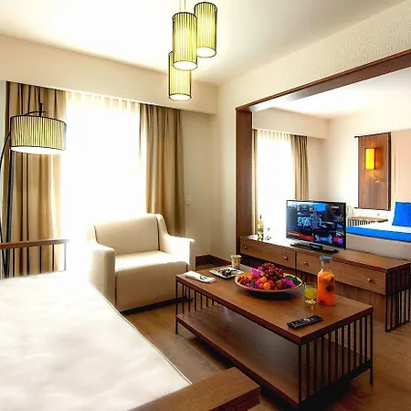 מלון Liv By Bellazure