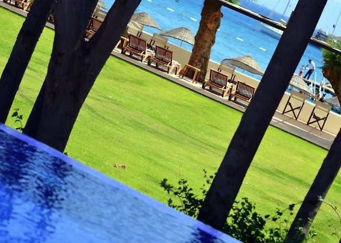 Hotel Liv By Bellazure 4*