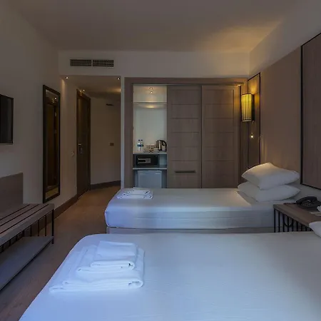 Liv By Bellazure 阿克亚拉尔