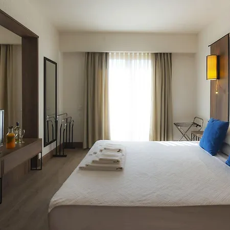 Liv By Bellazure 酒店