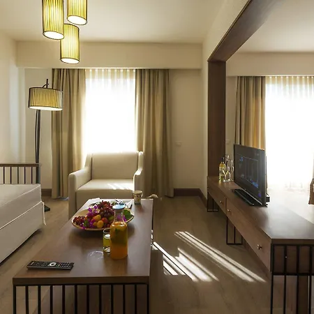 Liv By Bellazure 酒店 4*