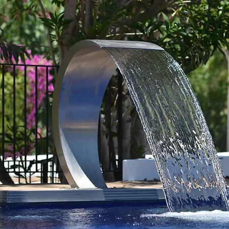 Liv By Bellazure 酒店 4*