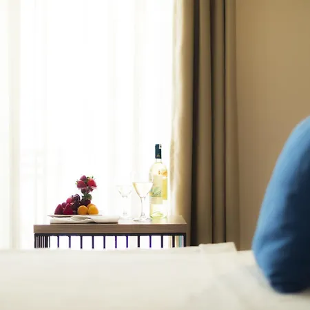 酒店 Liv By Bellazure 4*